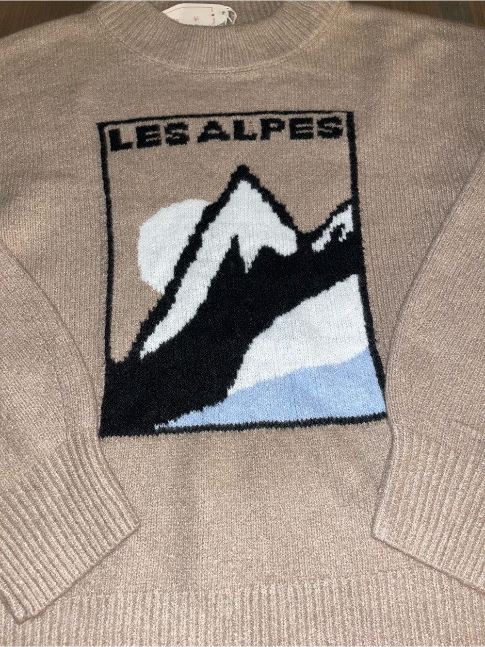 NWT Alpine Graphic Knit Sweater Les Alpes Mountain Scene Beige Size Medium - Picture 2 of 5